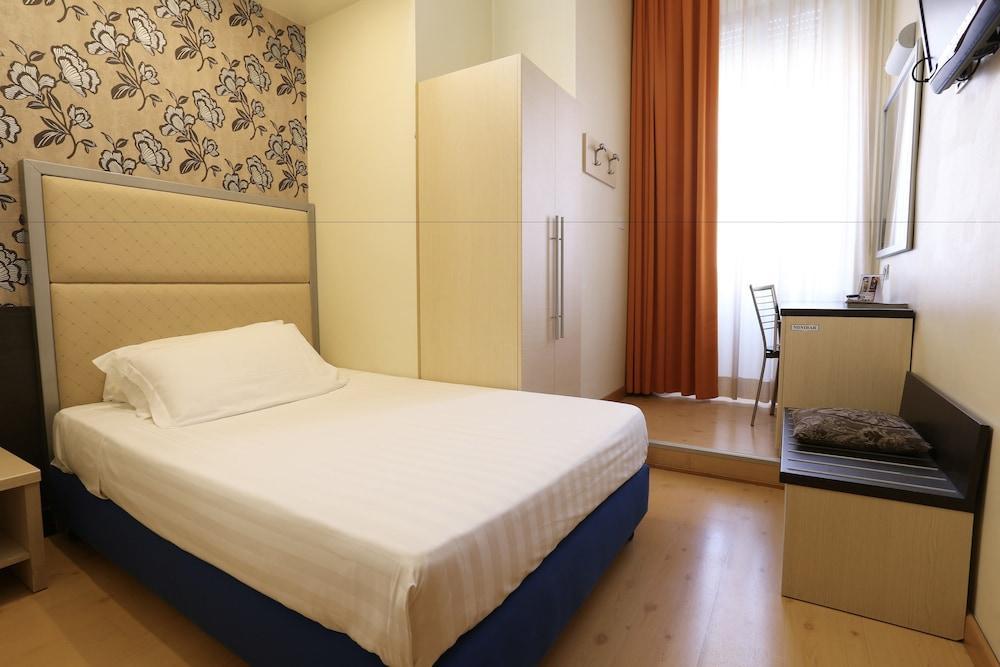 Hotel Piacenza Milaan Buitenkant foto
