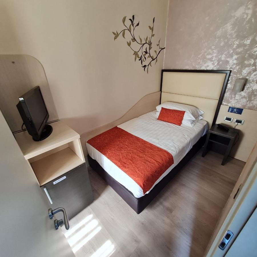 Hotel Piacenza Milaan Buitenkant foto