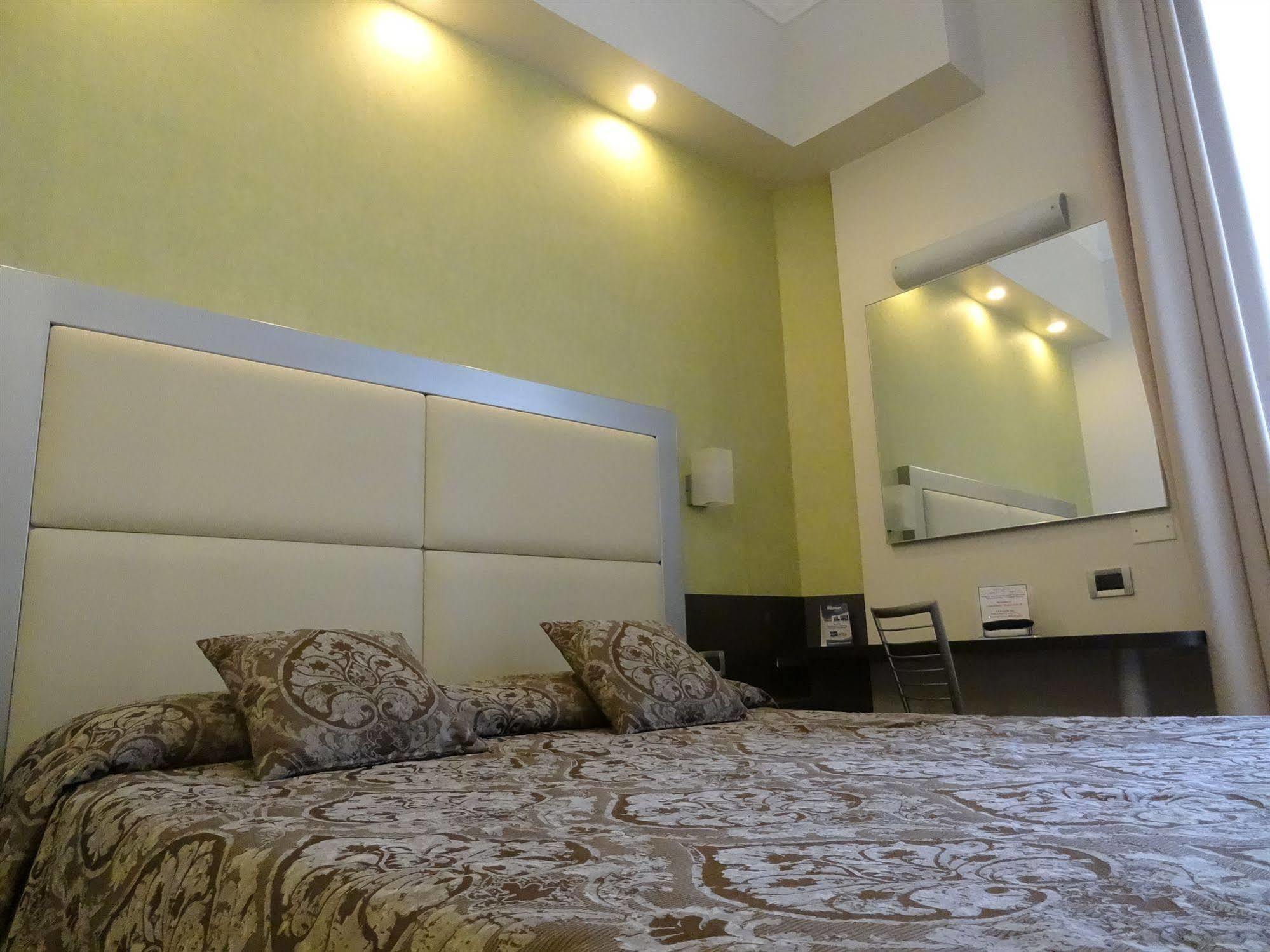 Hotel Piacenza Milaan Buitenkant foto