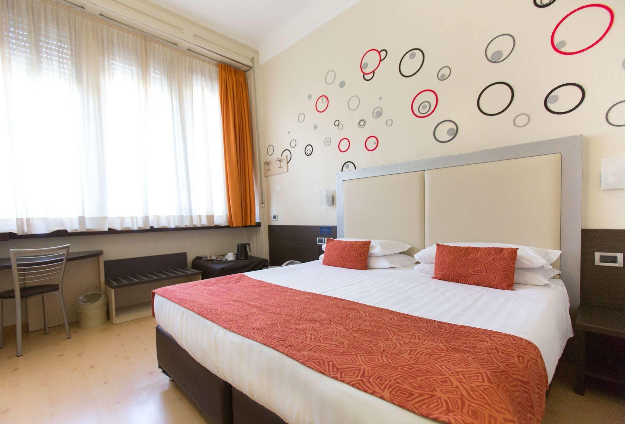 Hotel Piacenza Milaan Buitenkant foto